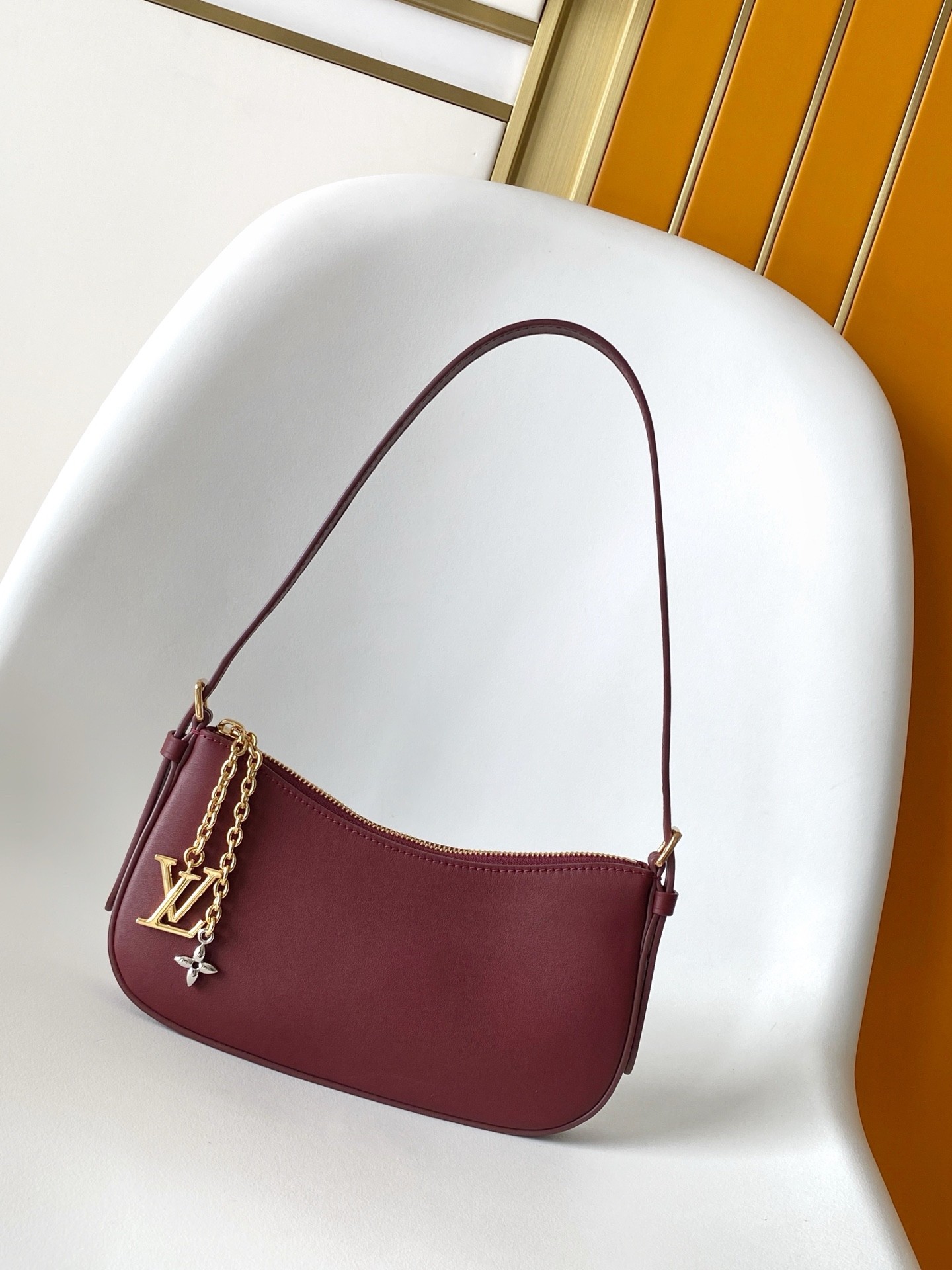 LV Underarm bag M25650 Size：23x10x4cm