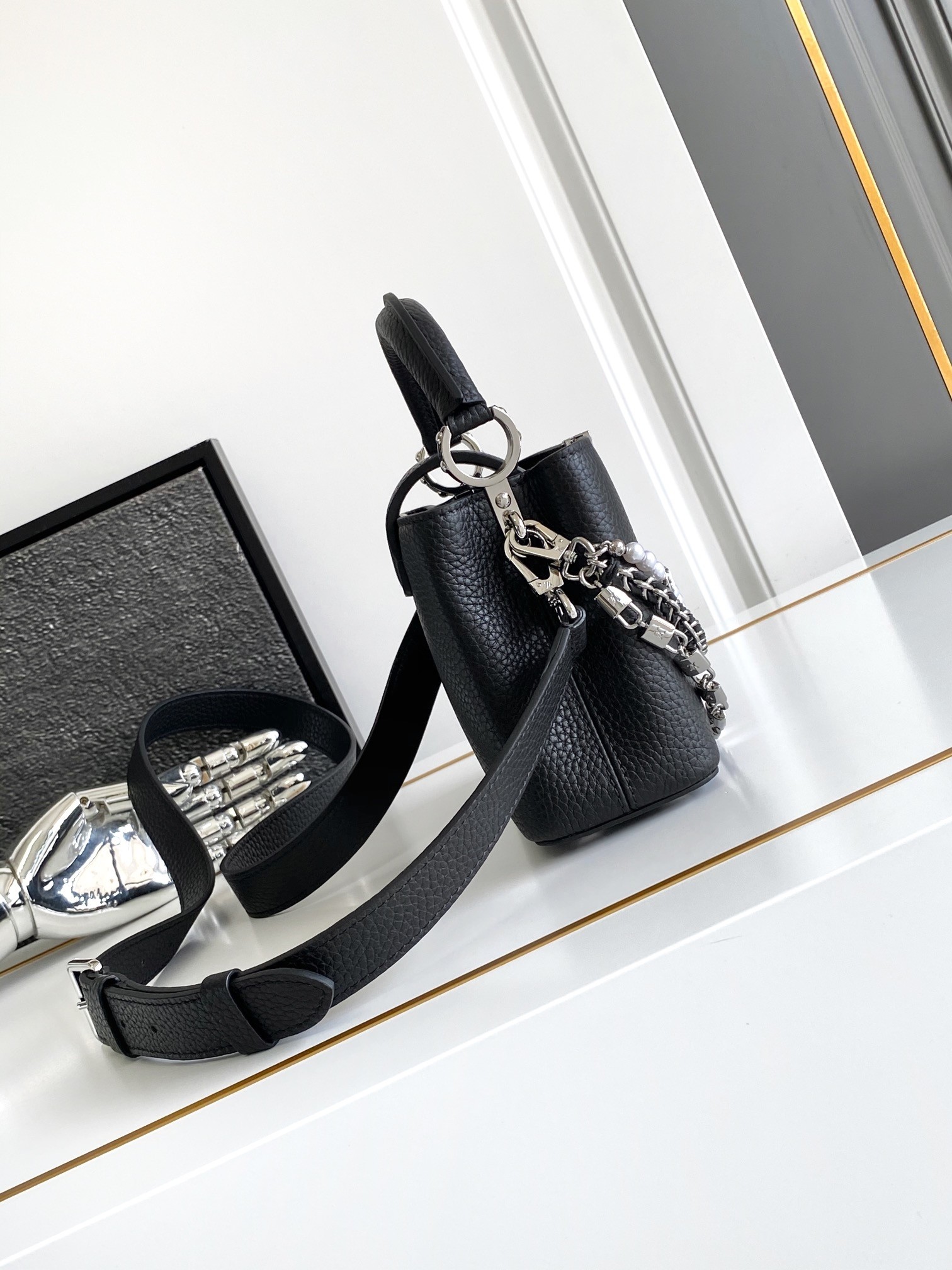 LV Capucines bag M11908 21x14x8cm