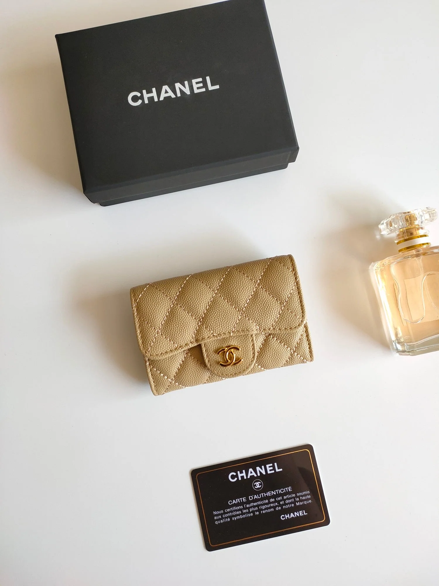 [Chanel] The highly popular AP314 caviar flap wallet, available in 10 colors, is sure to sell out quickly.