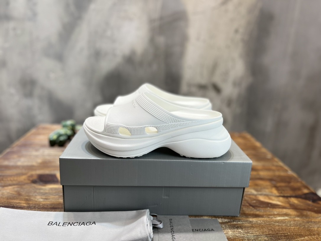 BLCG x Crocs Slippers（Multiple colors）