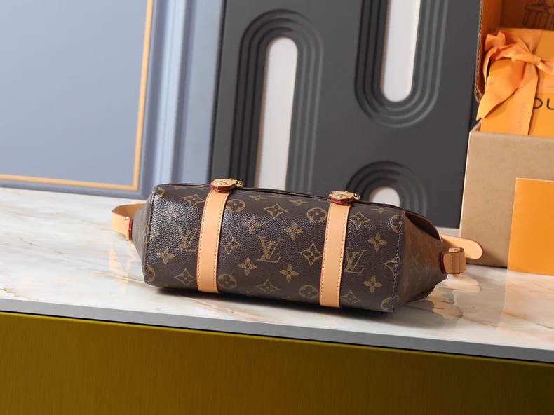 LOUIS VUITTON M28115 Christopher Messenger