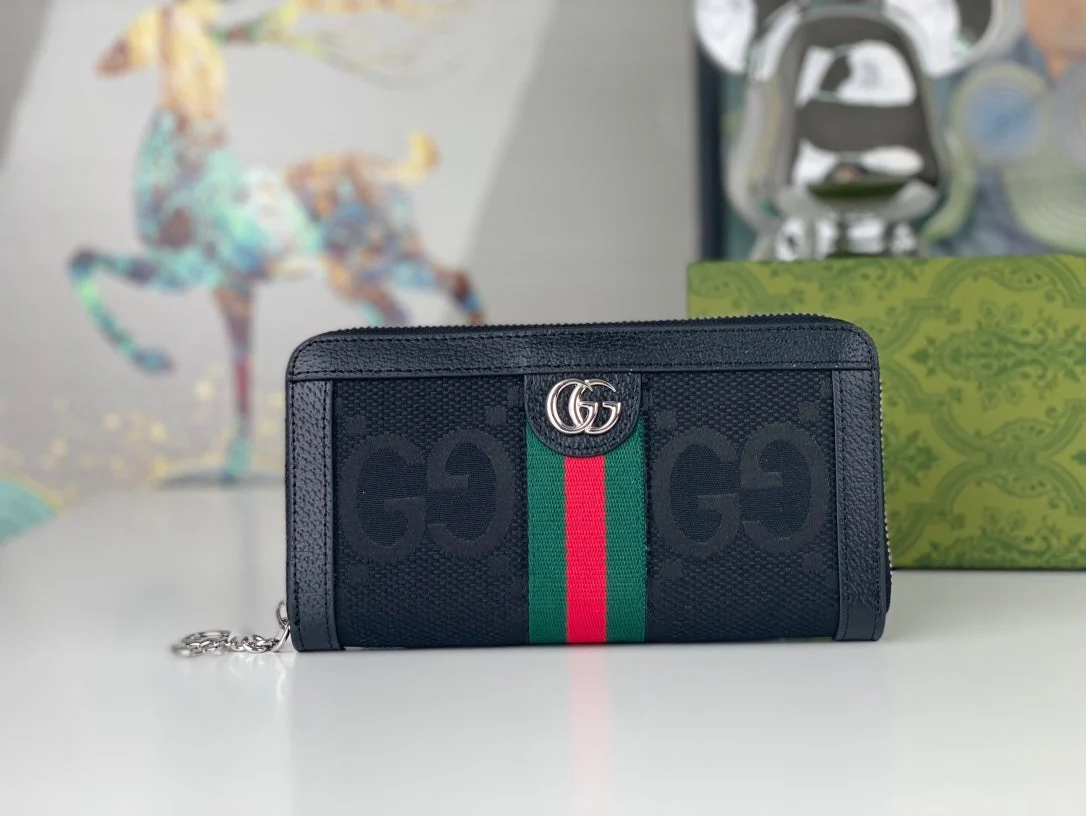 [Gucci] This highly popular long zipper wallet is also extremely practical!