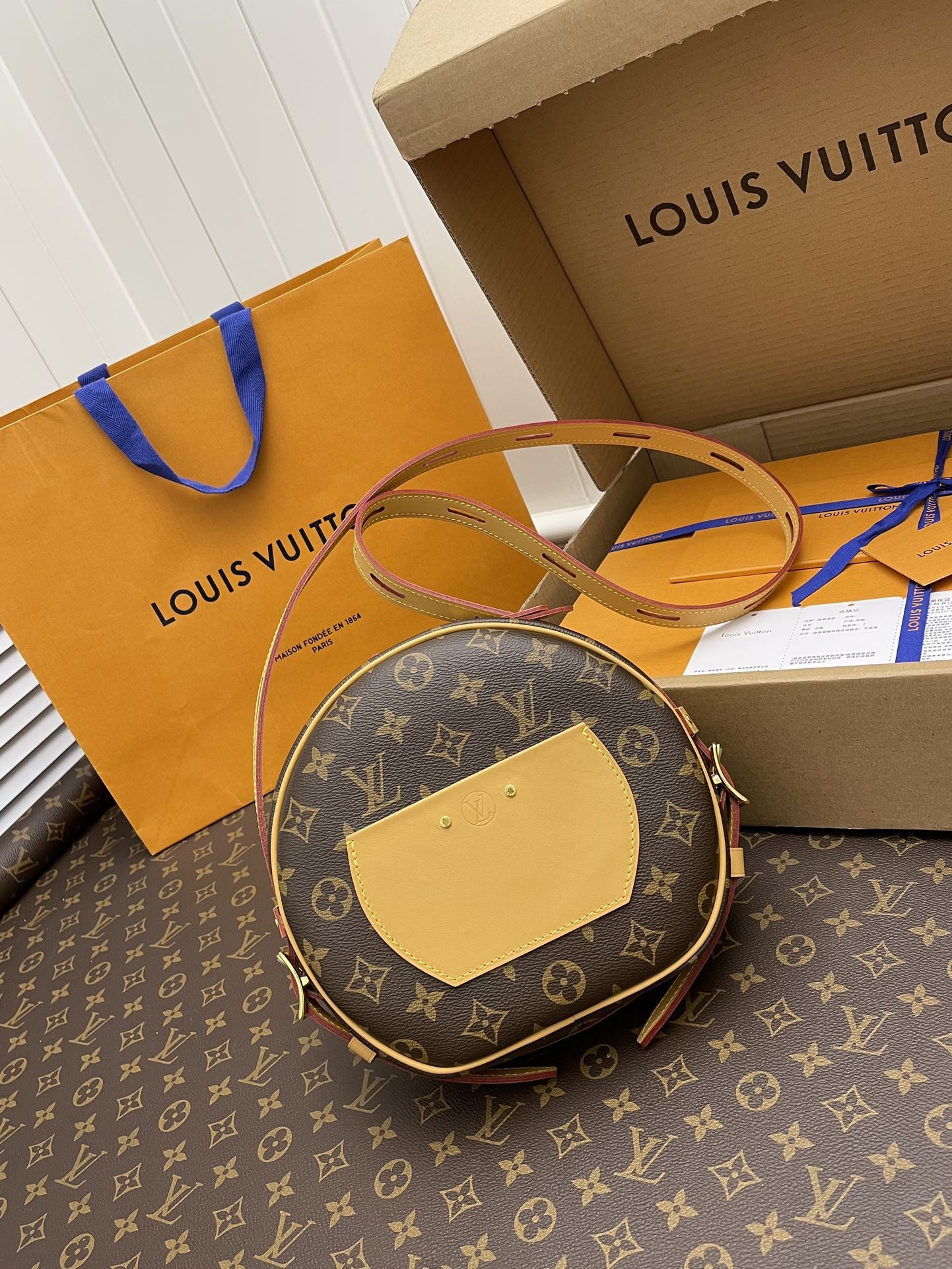 LV BOITE CHAPEAU SOUPLE M45647 20*22.5*8cm