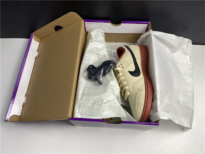 NK SB Dunk Low Pro Hennessy BQ6817-100