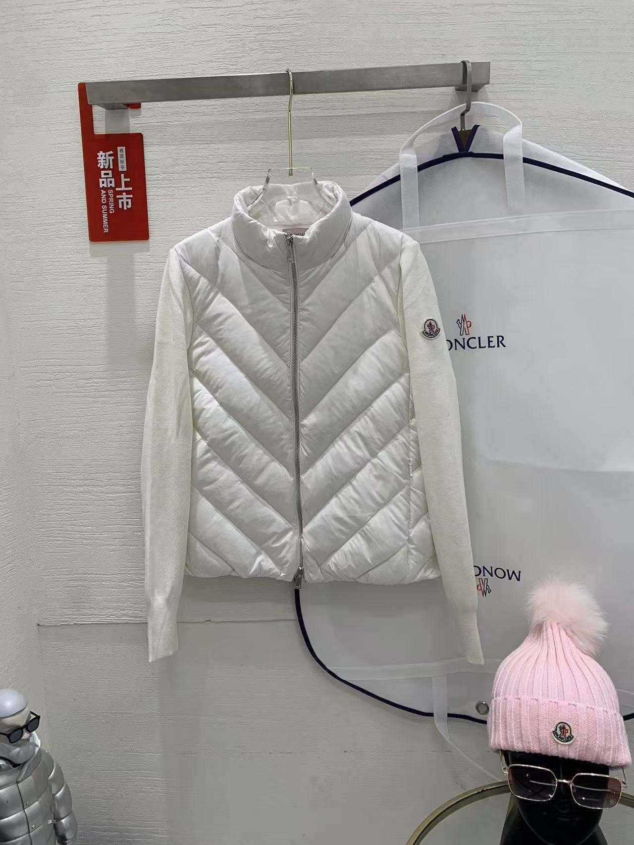 MONC new women's V-pattern stitching knitted sleeves stand collar down jacket