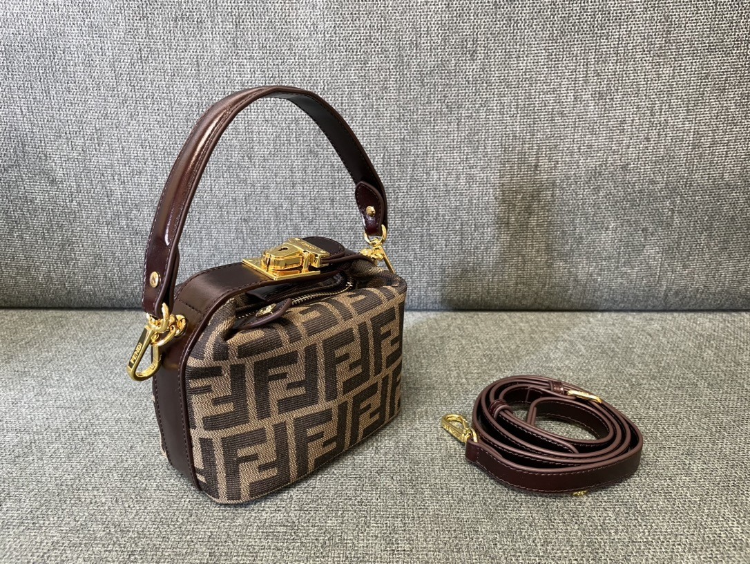 FD Handbag Size:15x9x13cm