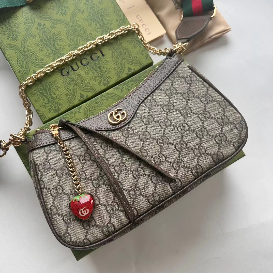 Fashion 9.8″x5.9″x2.6″ With Strawberry pendant Adjustable strap Handbag BB-921058