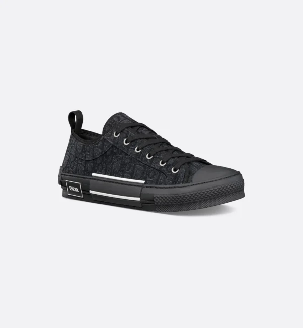 DR B23 League Low-Top Sneaker