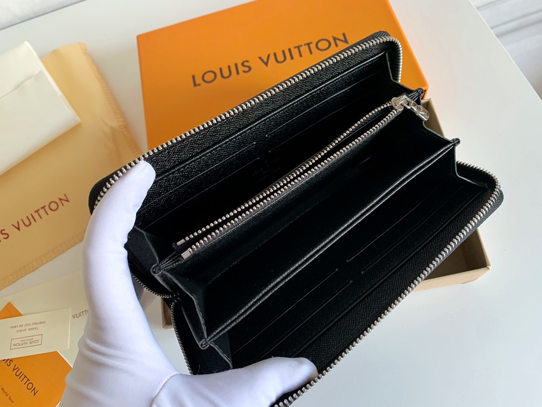 Q07：Louis Vuitton Zippy Wallet in Taiga Leather