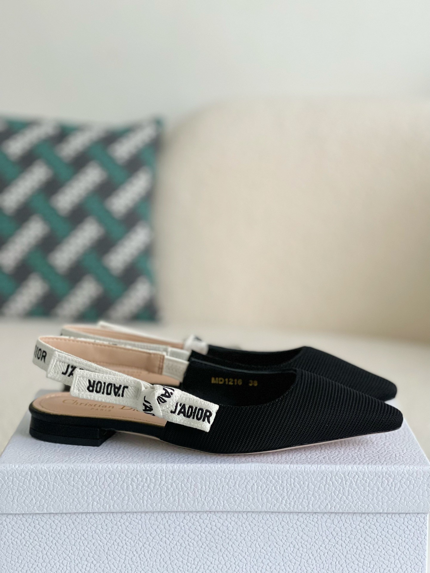 DR   Sandals