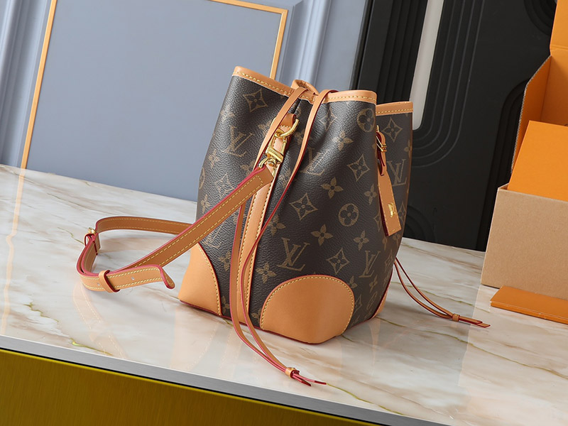 Big: 8.7″x7.5″x9.1″ Small: 4.7″x4.7″x4.7″ Leather Handbag with Adjustable Strap BB-921538