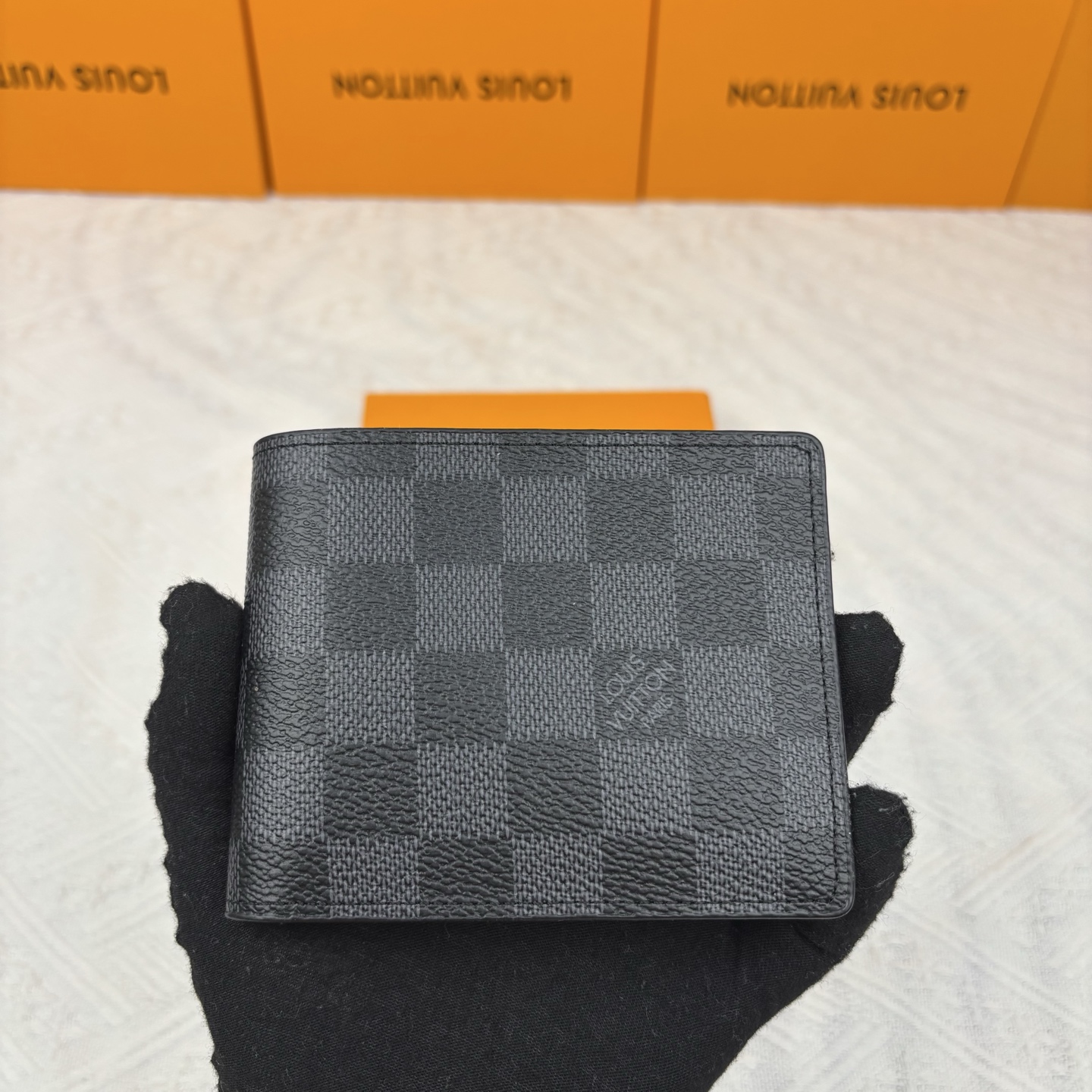 Q04：Louis Vuitton Multiple Wallet in Damier Graphite Canvas