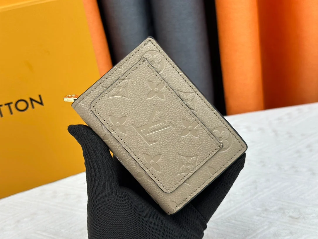 [Louis Vuitton] Mini Wallet - Small but with surprising storage capacity. Expected to sell out quickly.