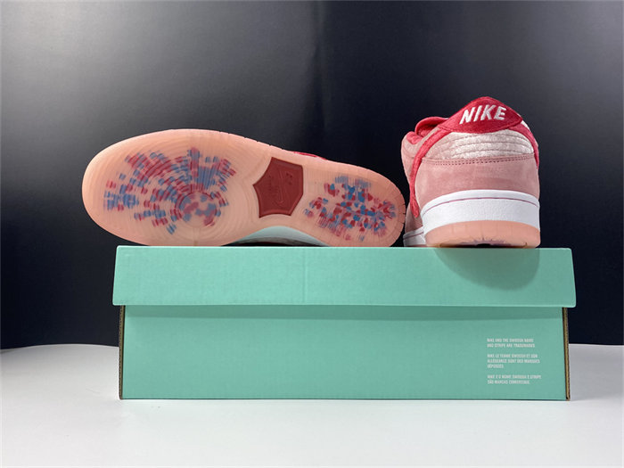 NK SB Dunk Low StrangeLove Skateboards CT2552-800