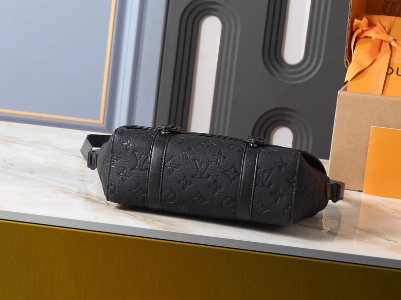 LOUIS VUITTON M28324 Christopher Messenger