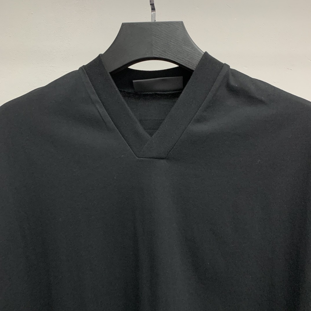 BLCG Cloud Series v-neck T-shirt