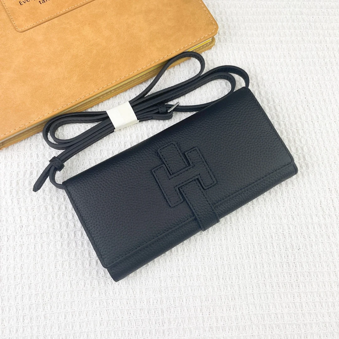 [Hermes] A popular item with excellent usability and a range of stylish colors.