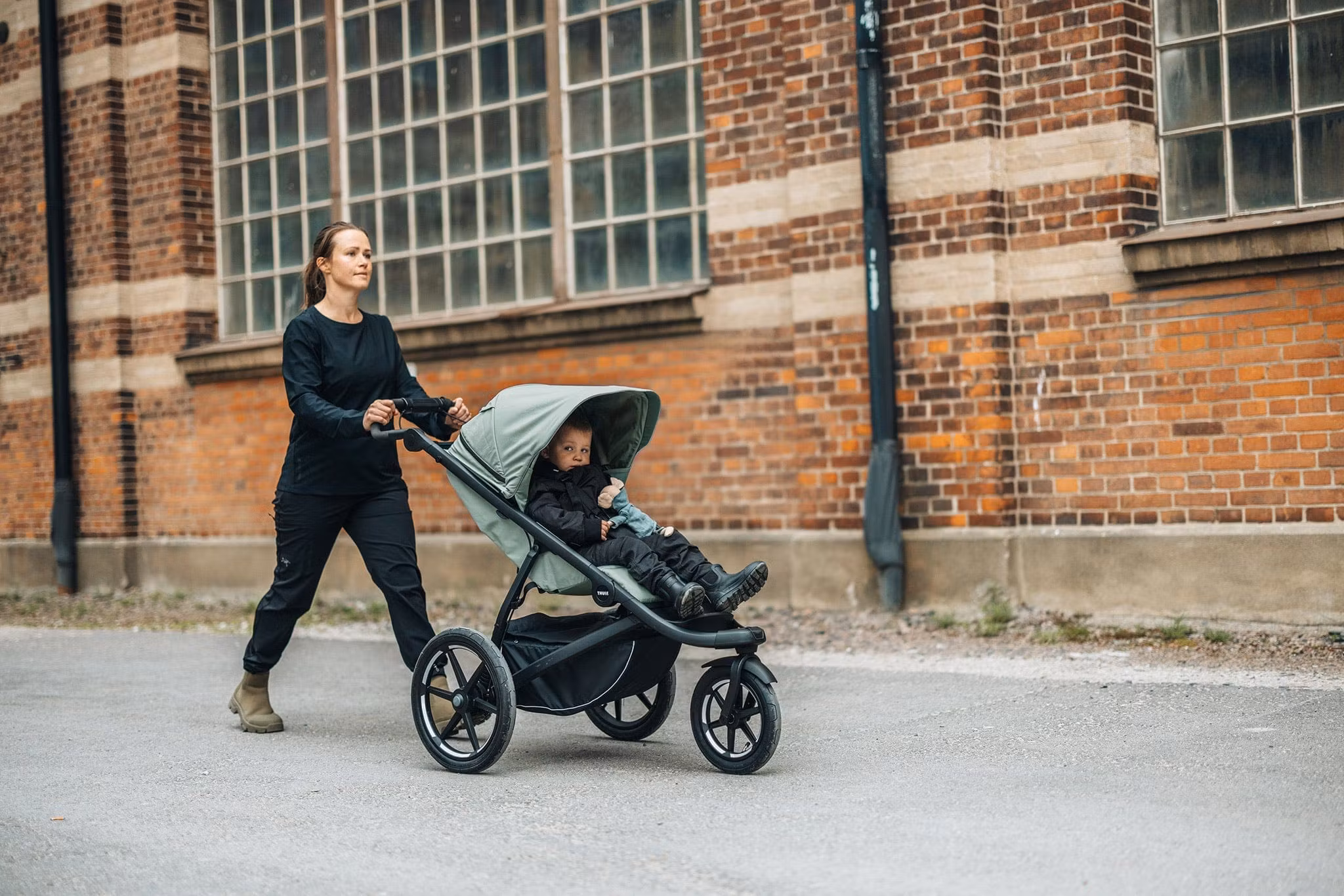 Thule Urban Glide 3 Single Jogging Stroller with Magnetic Buckle - Mist Green