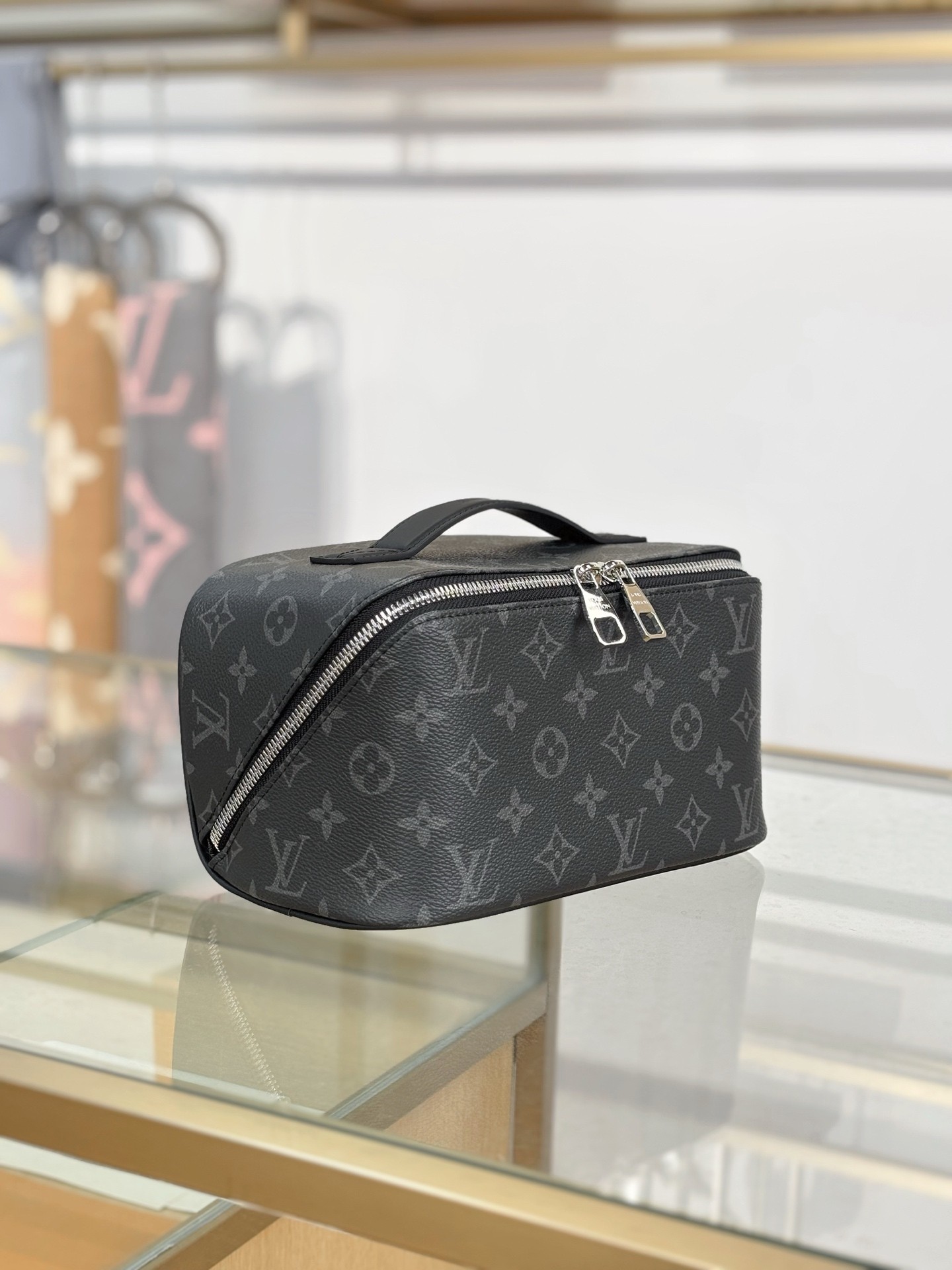 LV TOILETRY BAG M11508 24x13x13cm