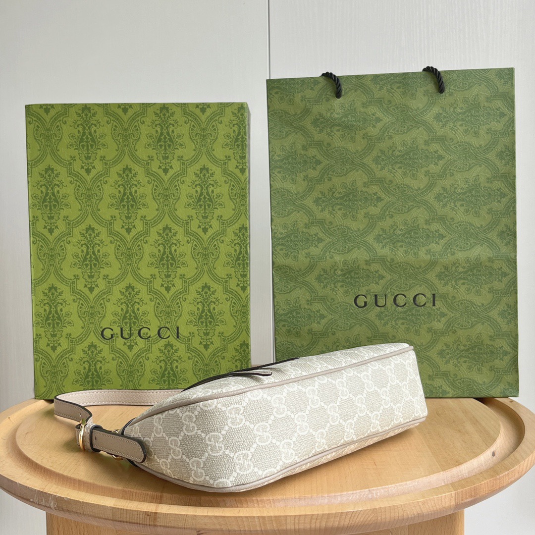 GUC bag M735145  25*15*6.5CM