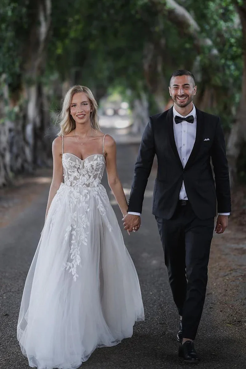 Charming A Line Sweetheart Tulle Wedding Dress with Appliques