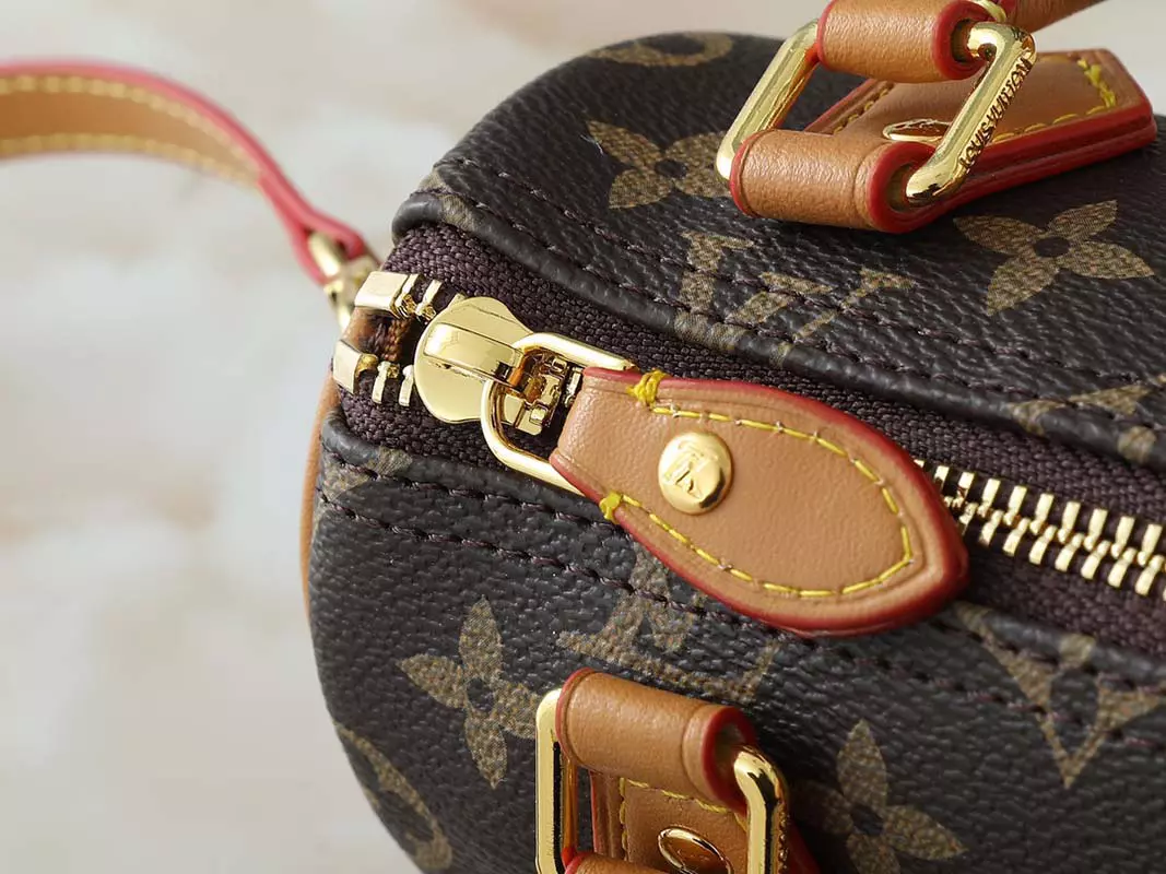 Size 6.3″x3.9″x3.0″ Leather Woman’s Handbag with straps BB-11025