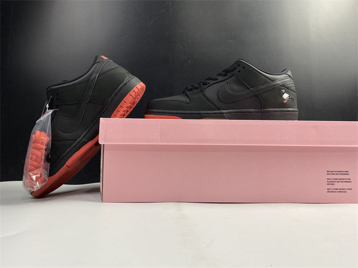 NK SB Dunk Low Black Pigeon  883232-008