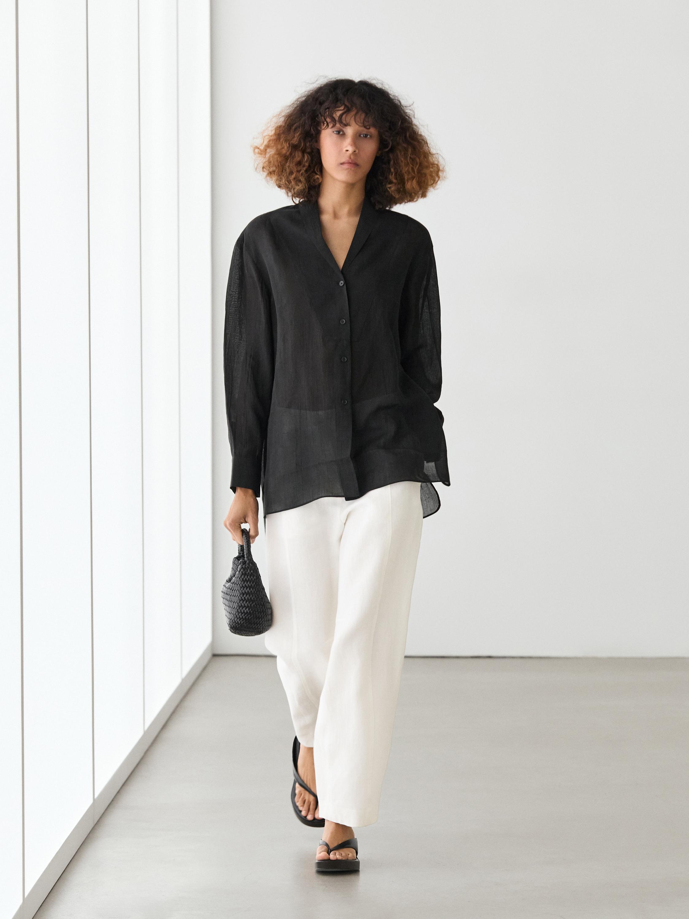 Camisa fluida semitransparente detalle pechera