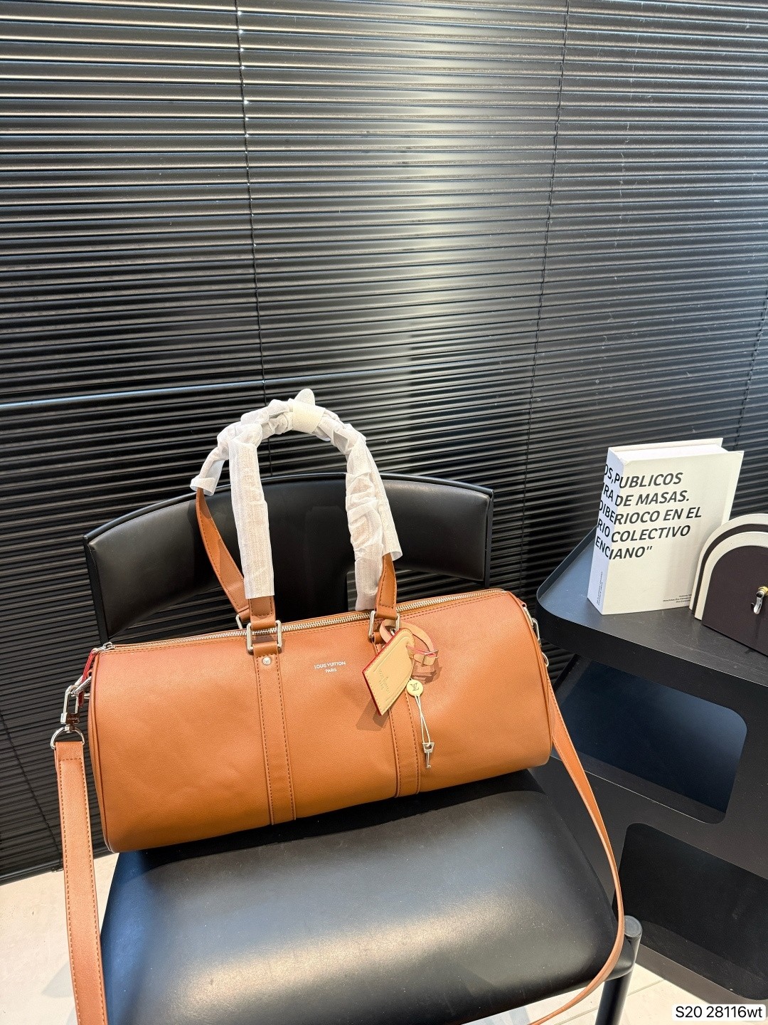 LV Shoulder bag Size：43x18cm
