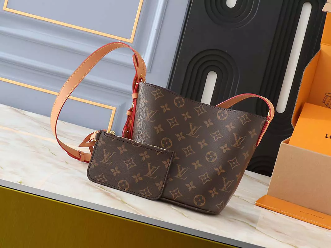 3 Colors Size 6.3″x7.1″x4.7″ Leather Woman’s Handbag with a small pocket BB-11016