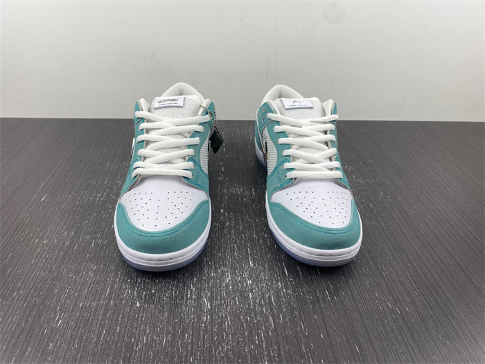 NK SB Dunk Low April Skateboards FD2562-400