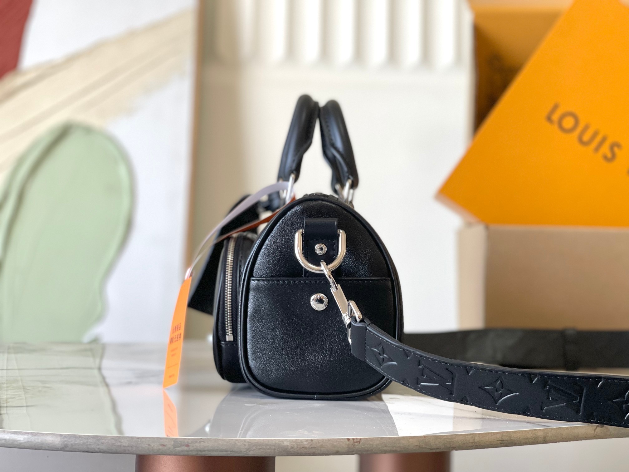 LV Shoulder bag M13988 Size：25x15x11cm