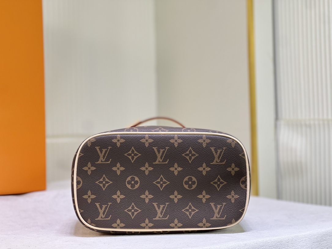 Woman’s handbag with Adjustable strap 9.4″x7.1″x5.7″ BB-918000715