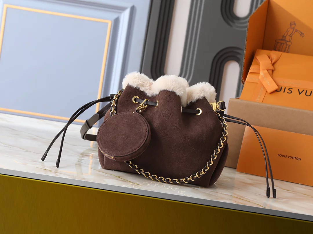 Genuine leather Size 7.5″x8.7″x5.5″ Fluffy Handbag with Chains Strap BB-921950
