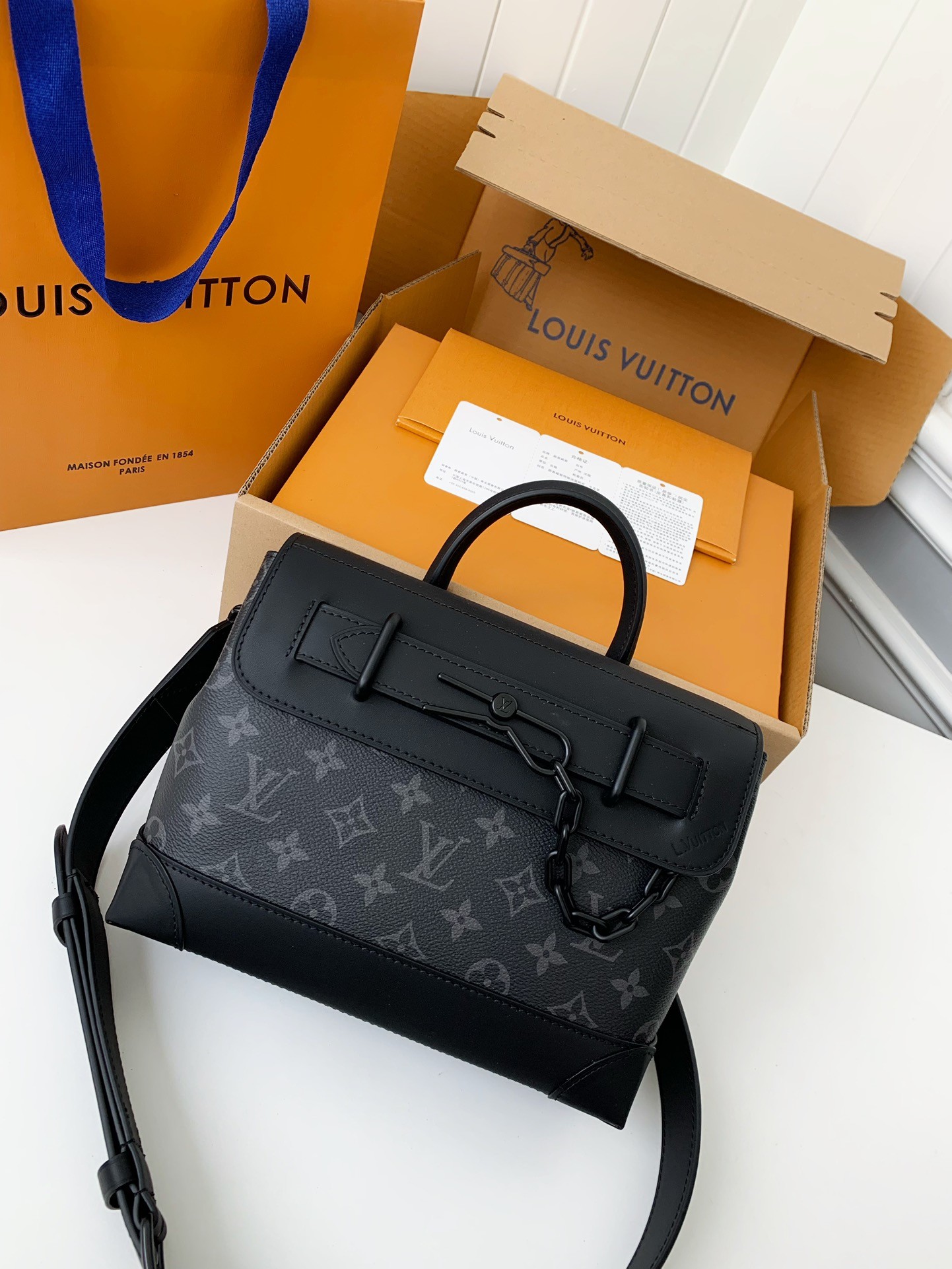 LV's new Sac Plat Horizontal Zippé men's black flower briefcase M45165 Size: 31*39*8.5cm