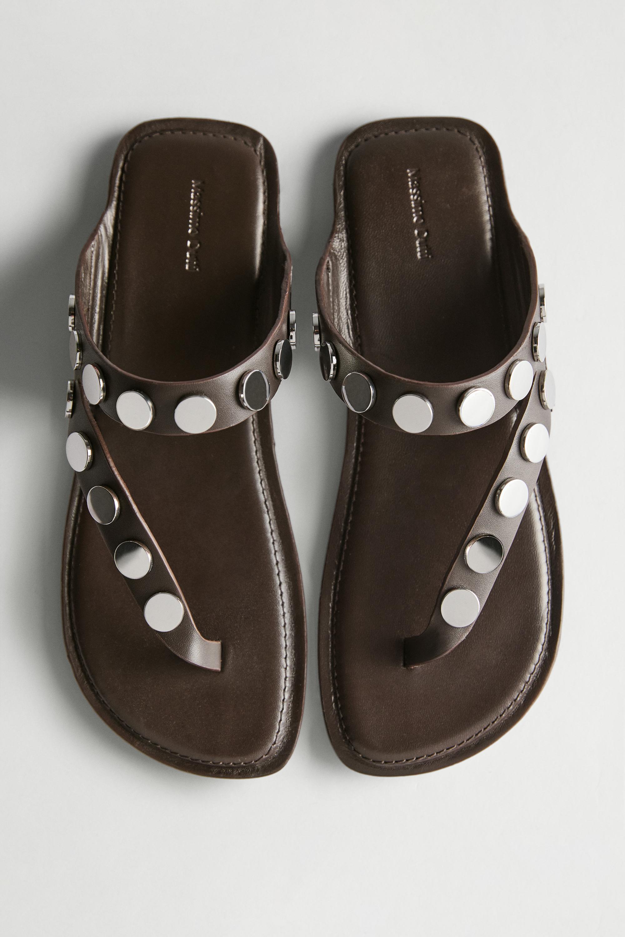 Sandalia piel con tachas