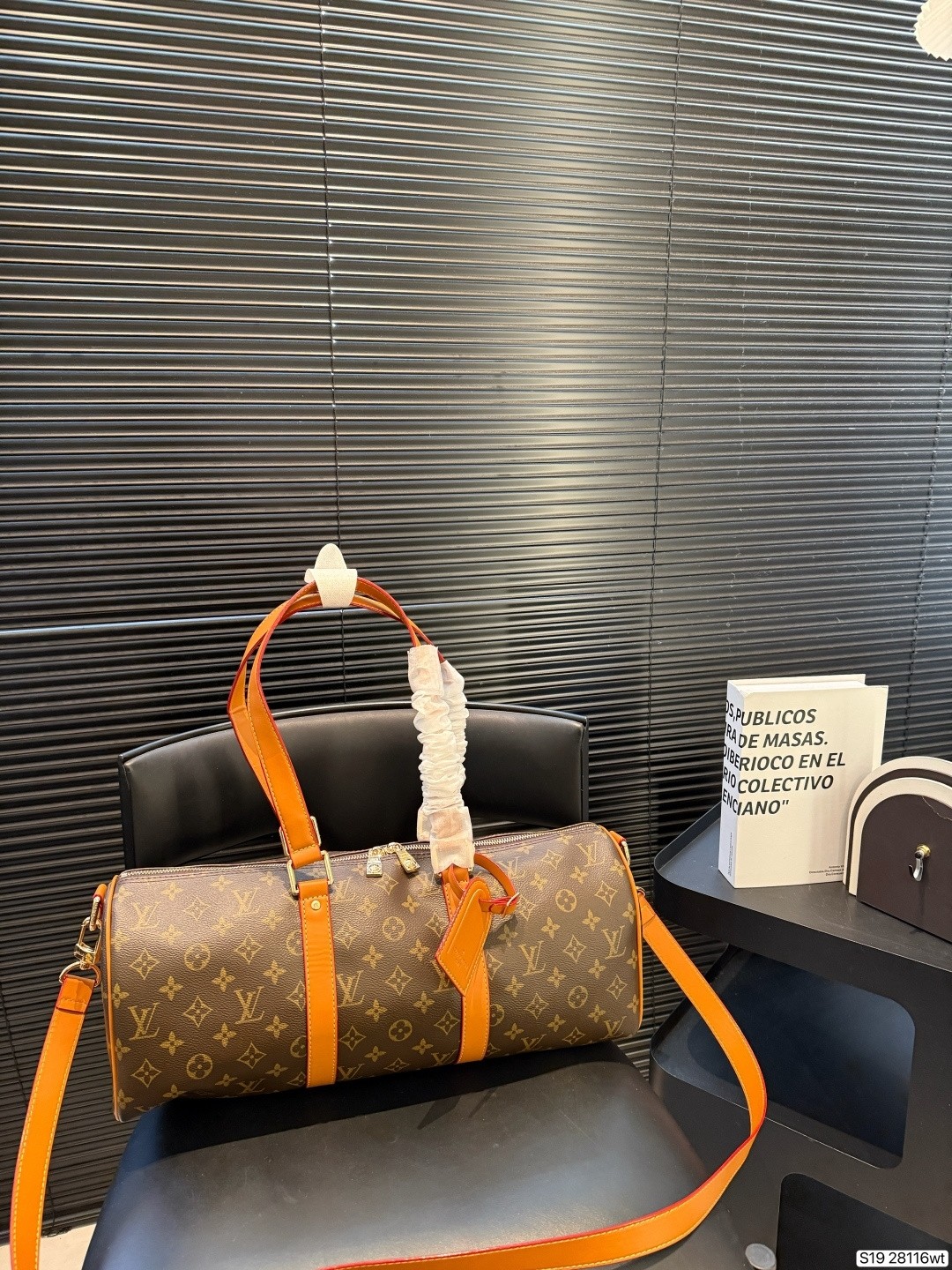 LV Shoulder bag Size：43x18cm