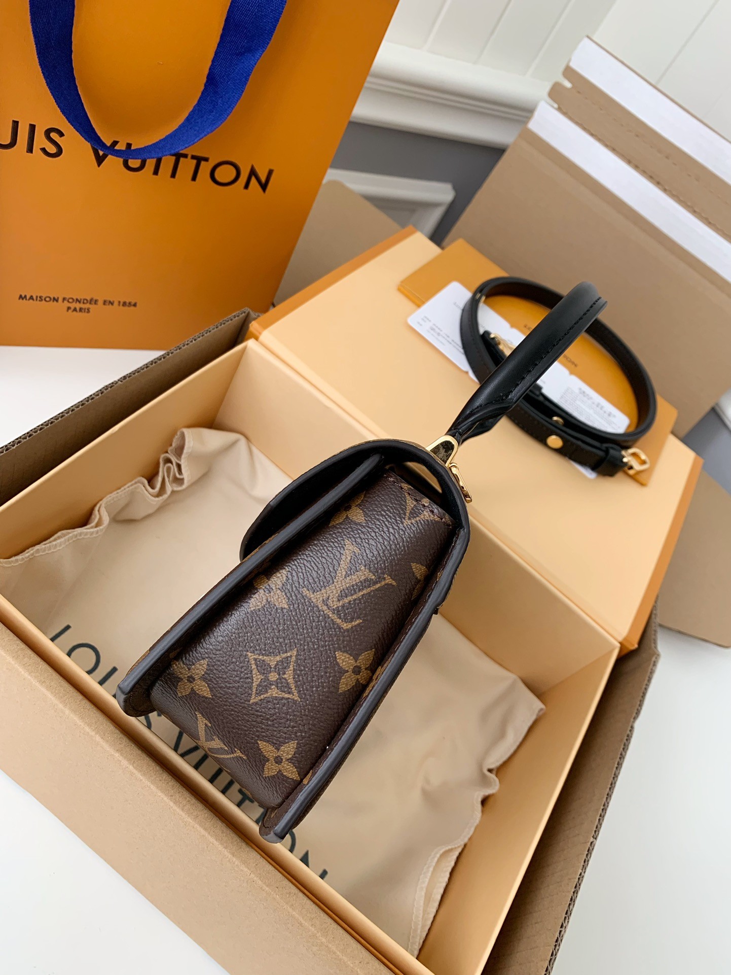 LV S23 M46548 23.5*16.5*8cm