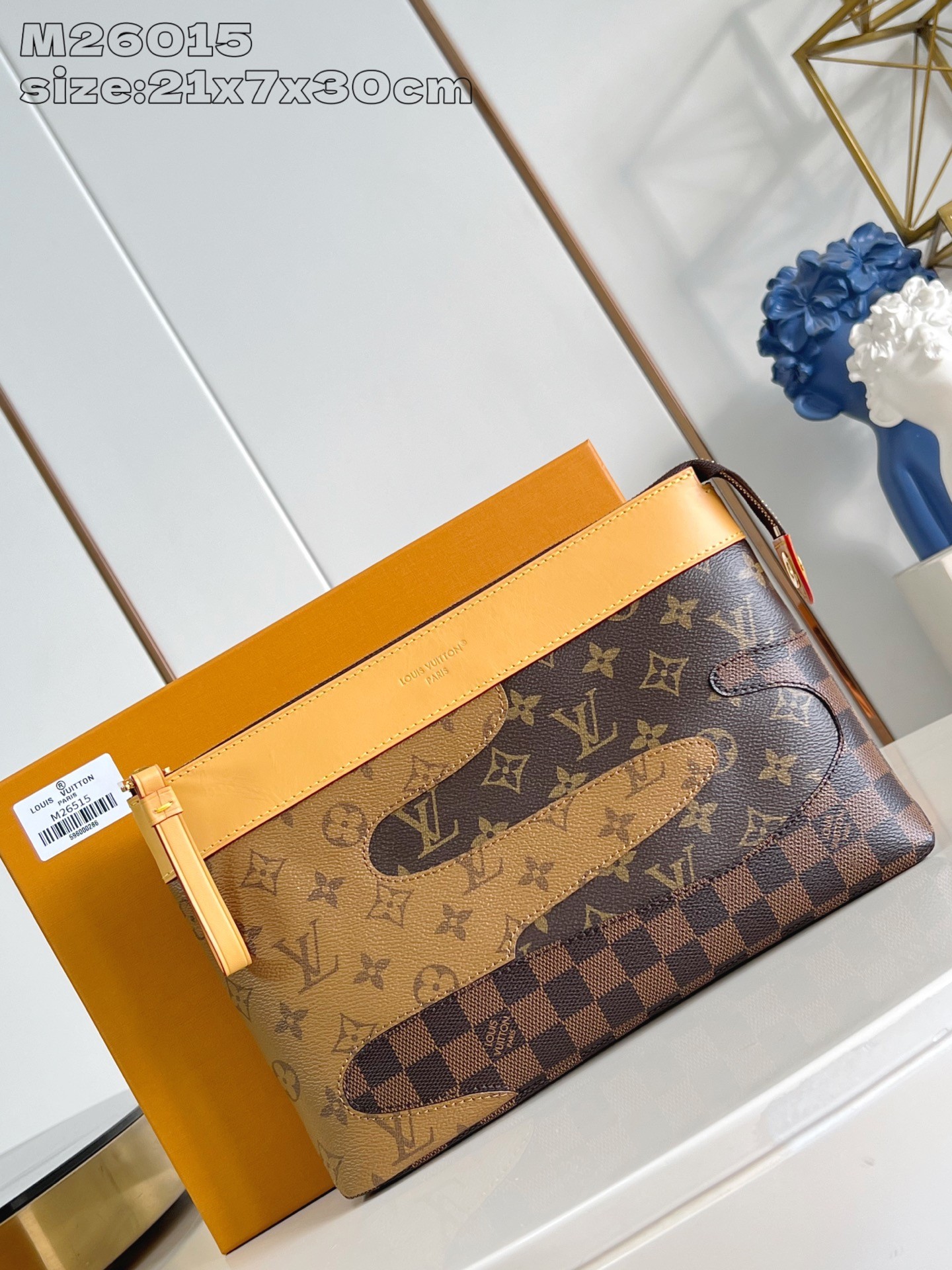 LV Pochette Voyage Souple  Clutch bag M26015 Size：21x7.5x30cm