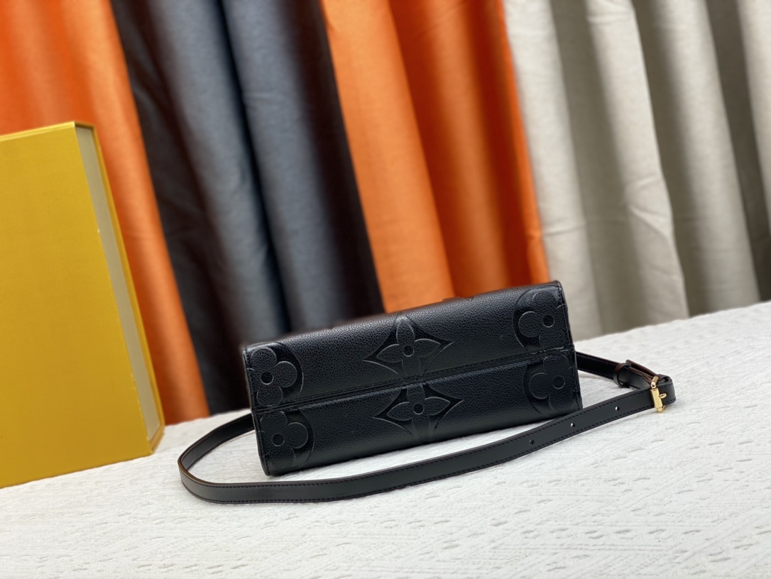 Woman’s Handbag with Adjustable strap 13.4″x10.2″x5.1″ BB-918000100070