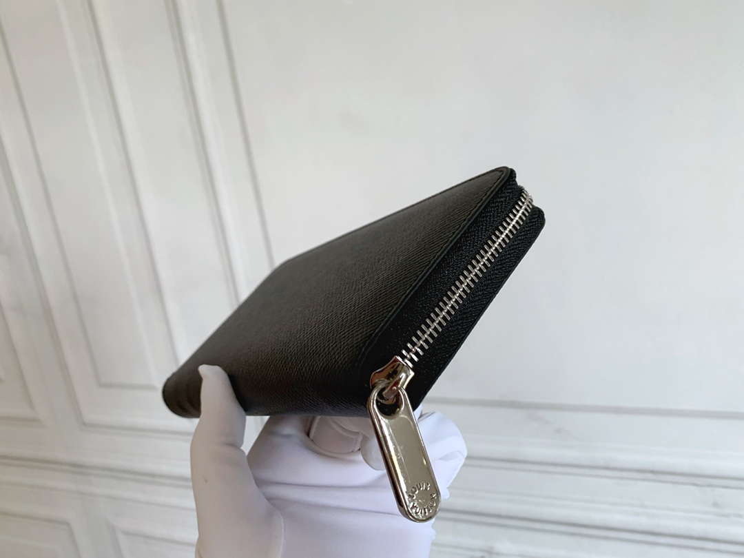 Q07：Louis Vuitton Zippy Wallet in Taiga Leather