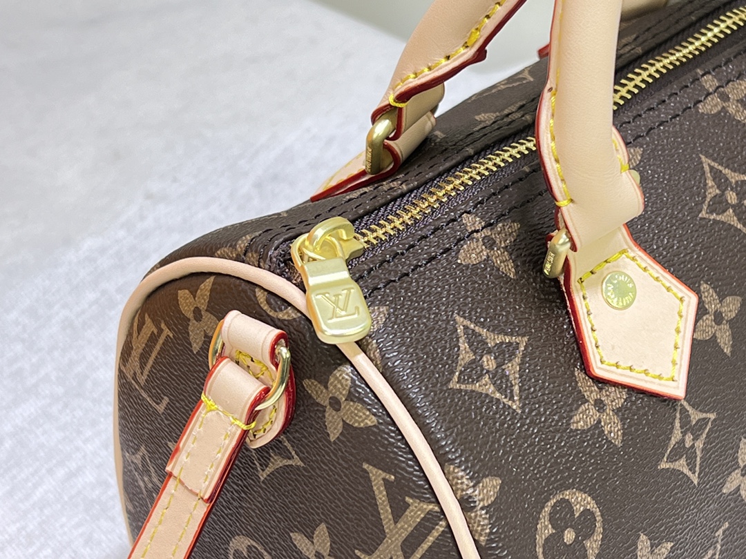 Woman’s handbag with Adjustable strap 7.9″x5.1″x4.3″ BB-9180001000584