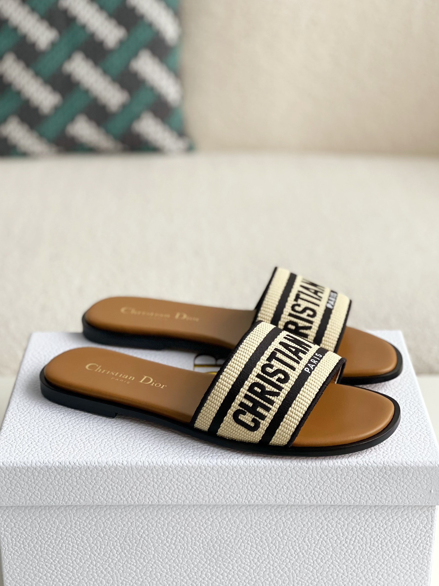DR women's slippers