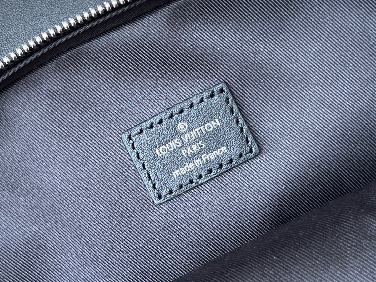 LV AVENUE NM Shoulder bag 20*31*7cm（Multiple colors）