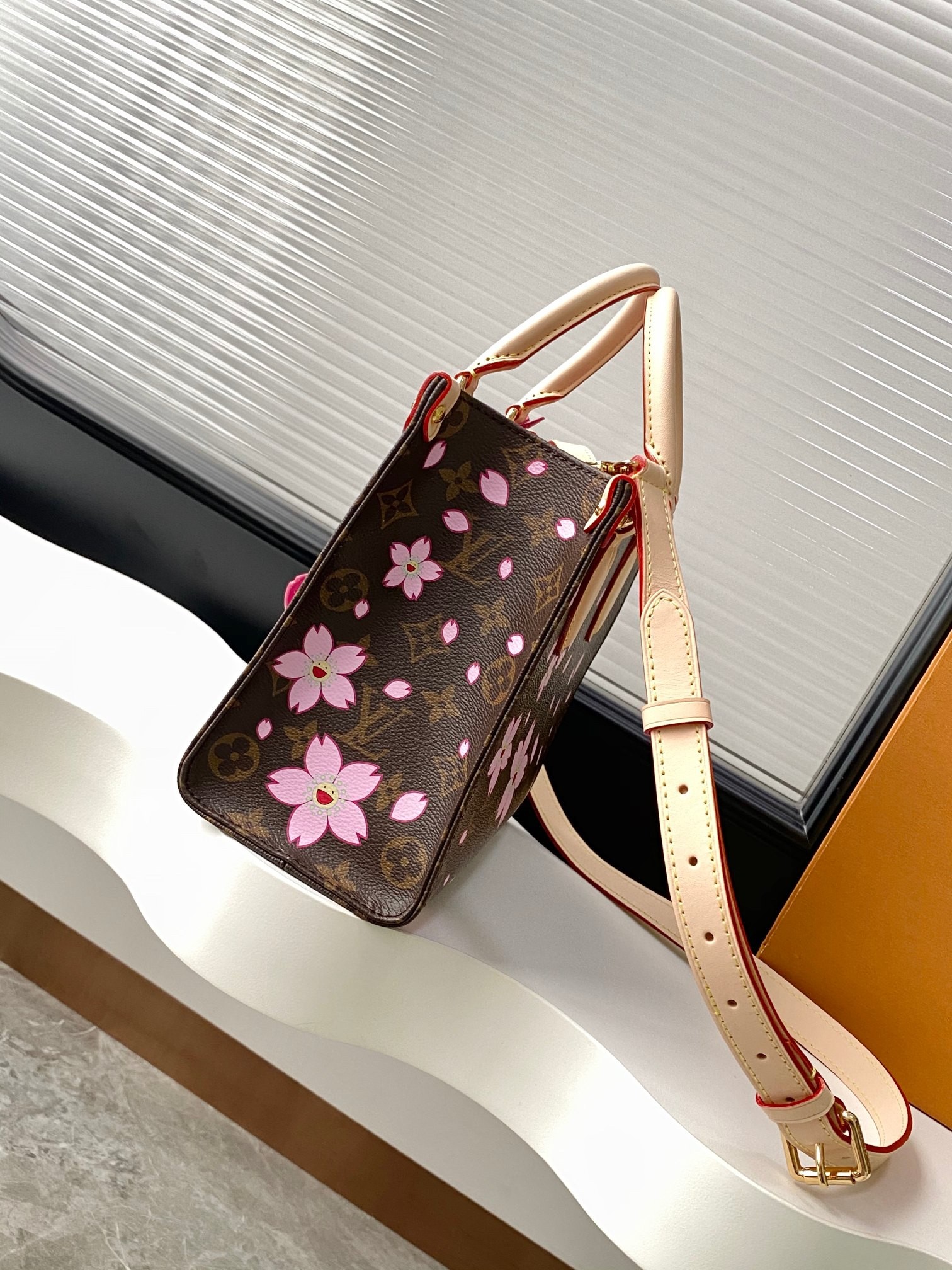 LV ONTHEGO 25x19x11.5cm