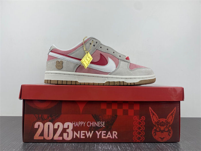 NK Dunk Low SE DO9457-110