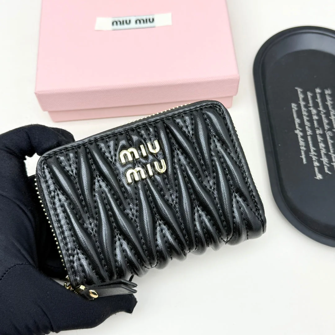 [Miu Miu] A practical and exquisite small wallet in two colors, perfect for spring and summer.