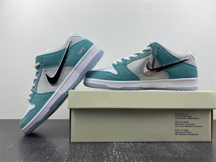 NK SB Dunk Low April Skateboards FD2562-400