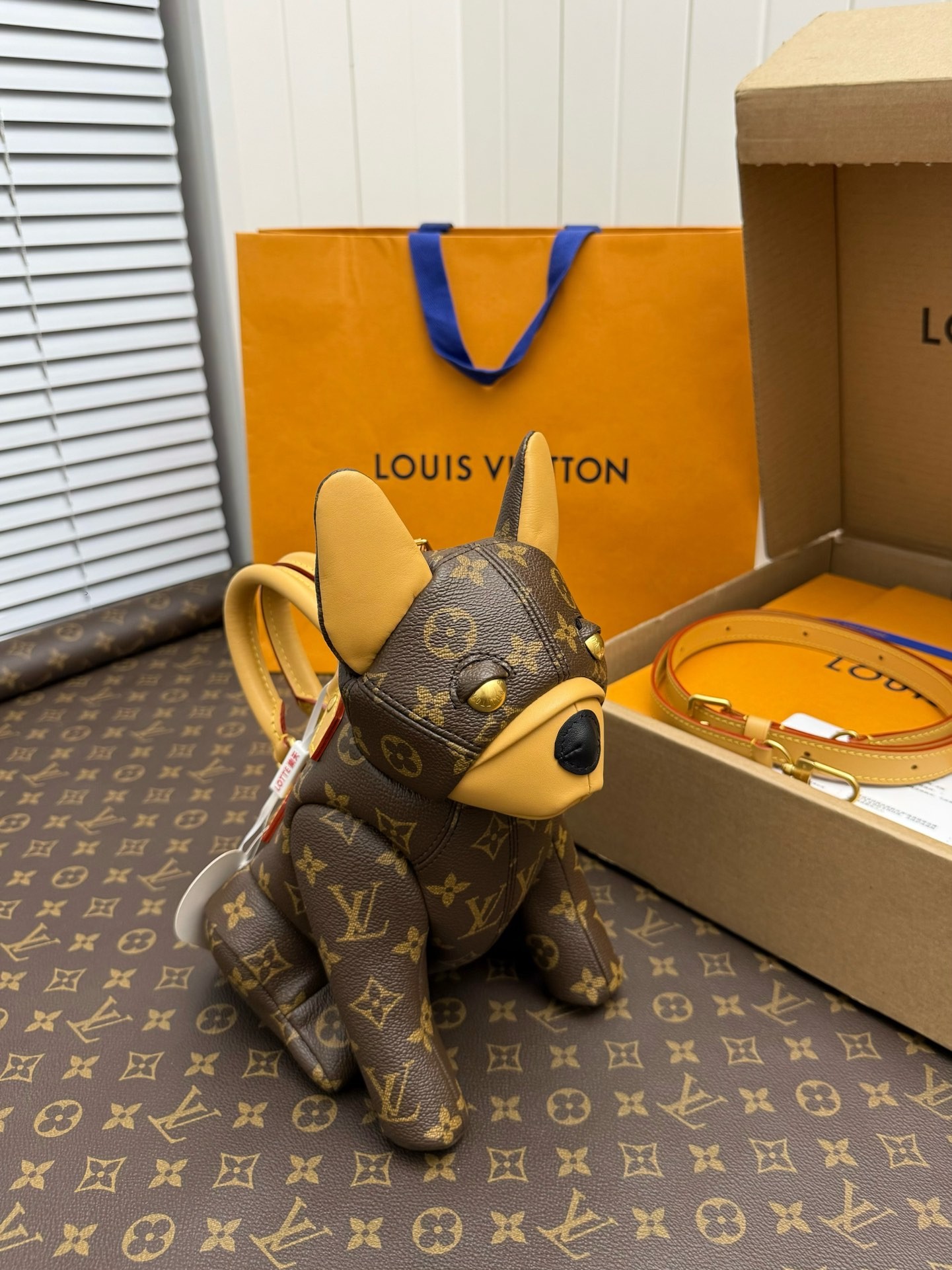 LV's new season POOCH BAG handbag M12617