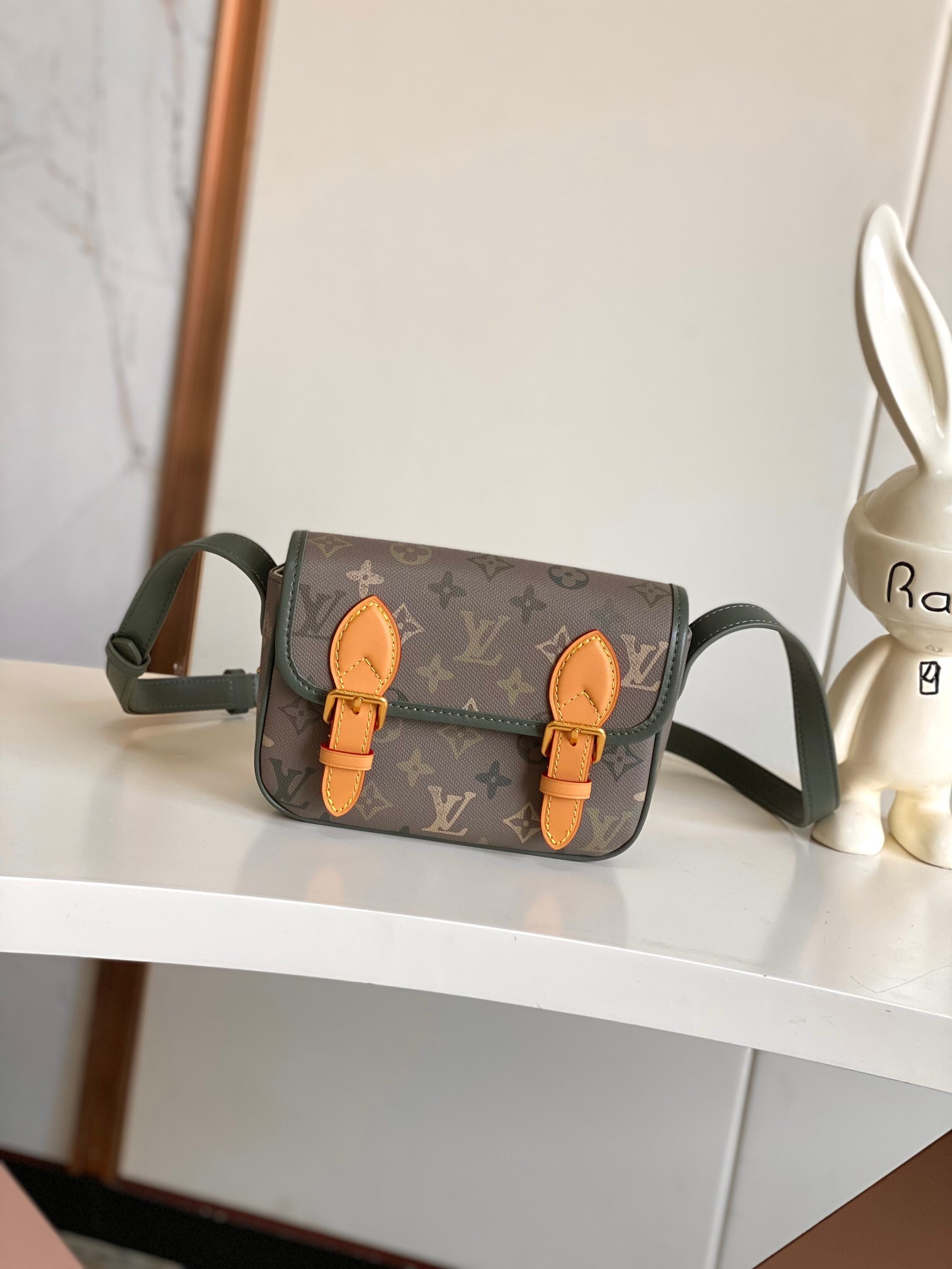 LV Shoulder bag M26969 Size: 19.5x15x6cm